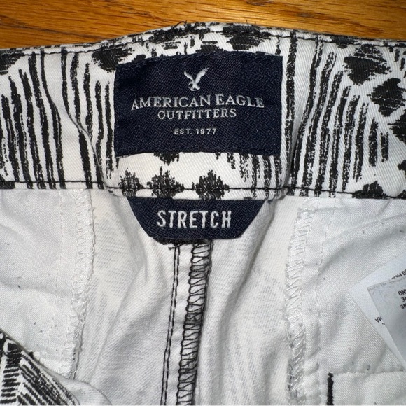American Eagle Outfitters Women’s Black &‎ White Printed Midi Shorts - Size 8 - Picture 9 of 10
